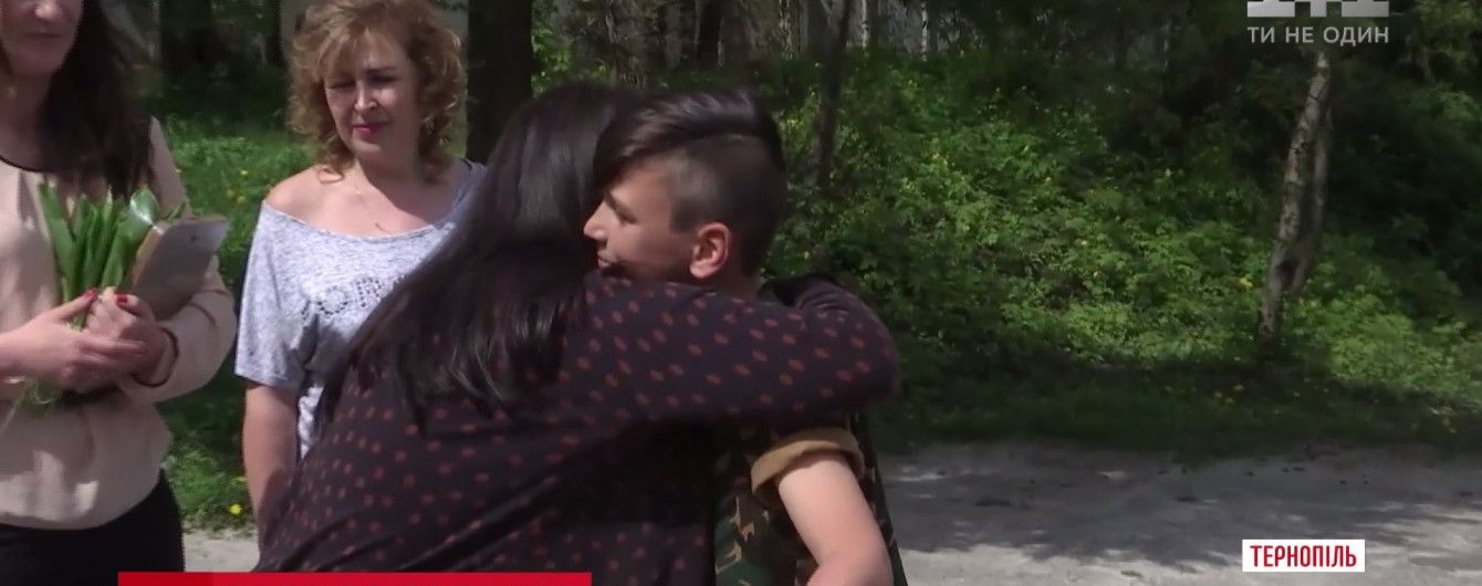 До слез: вдова добровольца АТО встретилась с ребенком-автором письма, которое носил ее муж