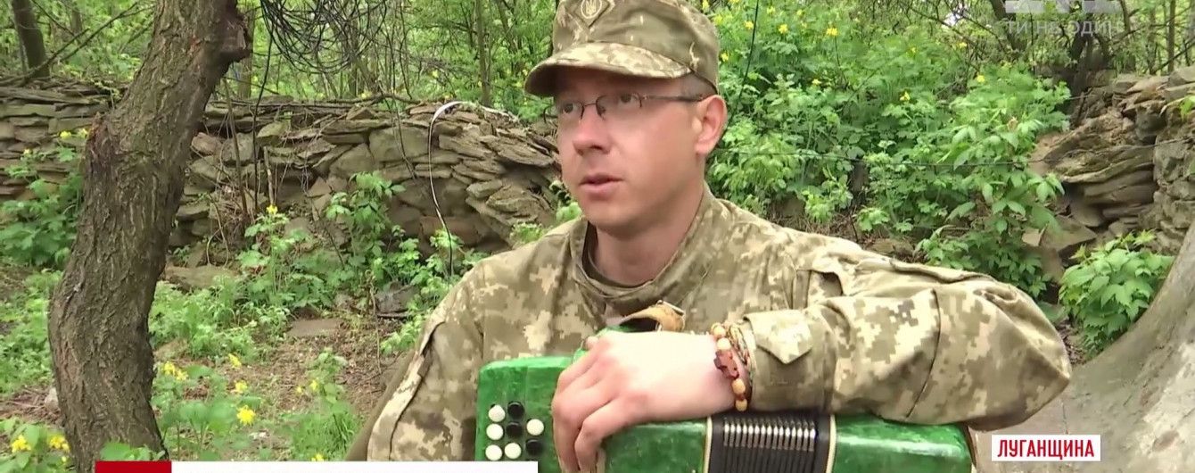 На передовой талантливый боец с баяном спел про Путина и аватаров
