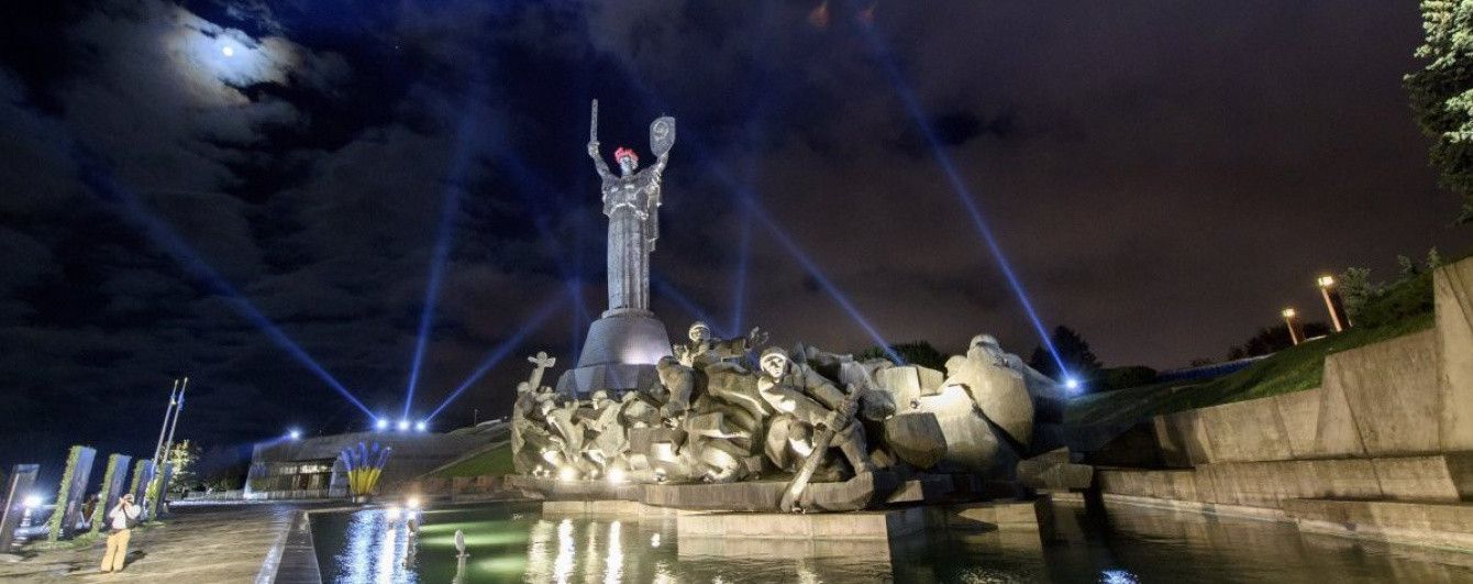 В Киеве Родину-мать "переодели" в 14 национальных костюмов