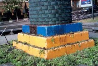 В центре Киева уничтожили зеленую инсталляцию из пряных трав на постаменте от памятника Ленину
