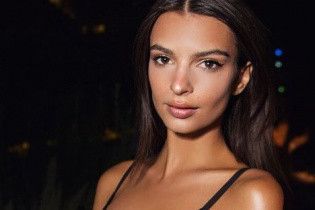 Без бюстгальтера: Эмили Ратажковски показала откровенное селфи