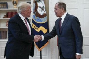В США разгорелся скандал из-за российского фотографа, которого Лавров провел на встречу с Трампом