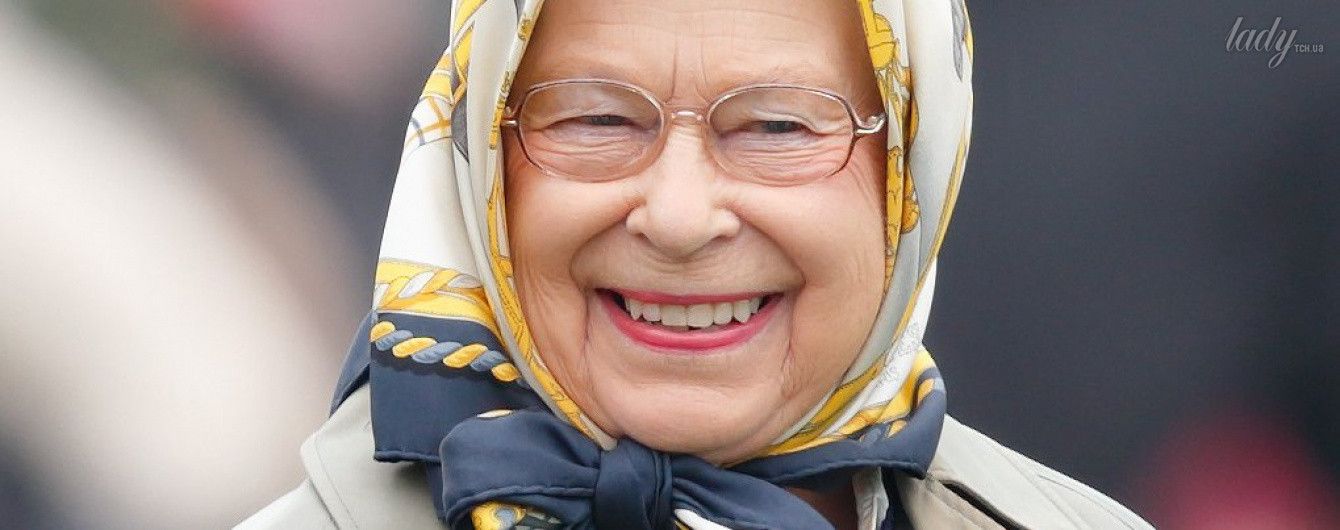 Они великолепны: Елизавета II меняет платочки, а 95-летний принц Филипп правит четверкой лошадей