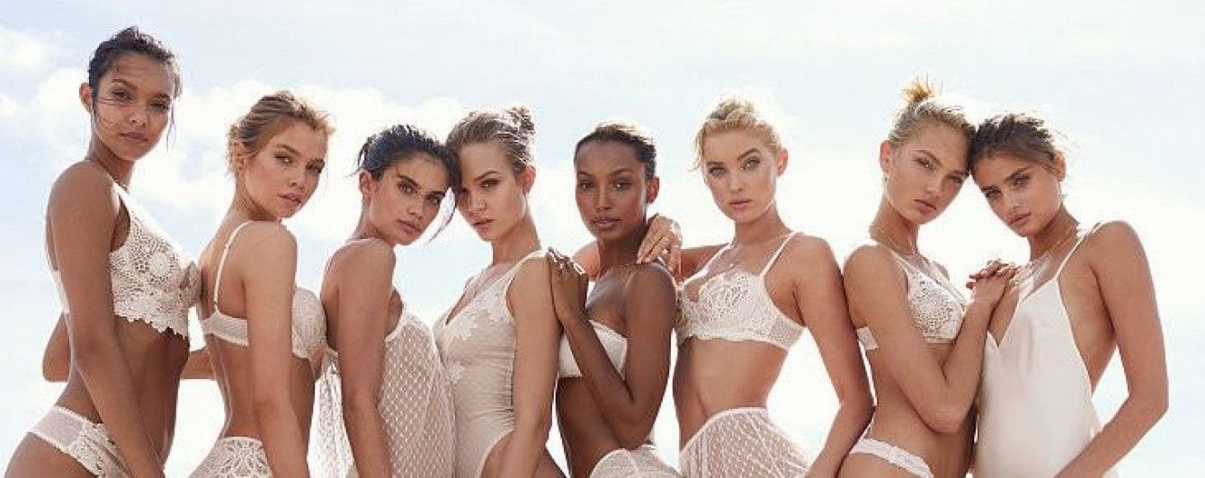 В прозрачном кружеве и дениме: сексуальные "ангелы" Victoria's Secret на пляже