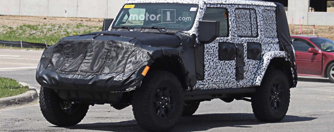 В Сети появились шпионские фото интерьера нового Jeep Wrangler