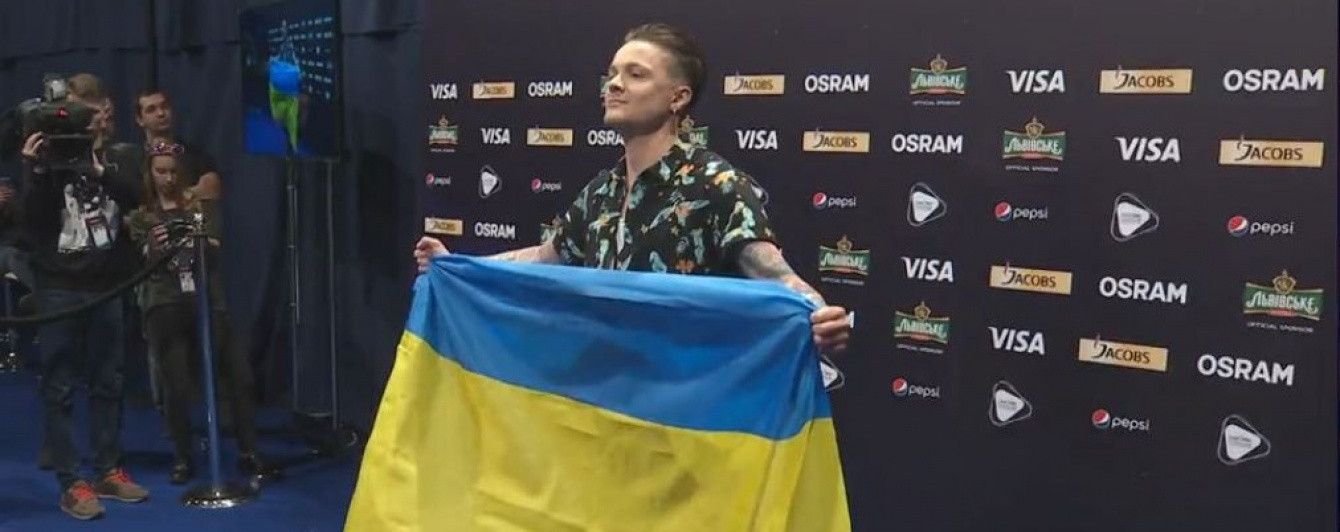 "Евровидение-2017": во время пресс-конференции солисту O. Torvald Галичу сделали эксклюзивный подарок