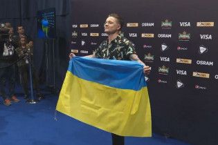 "Евровидение-2017": во время пресс-конференции солисту O. Torvald Галичу сделали эксклюзивный подарок