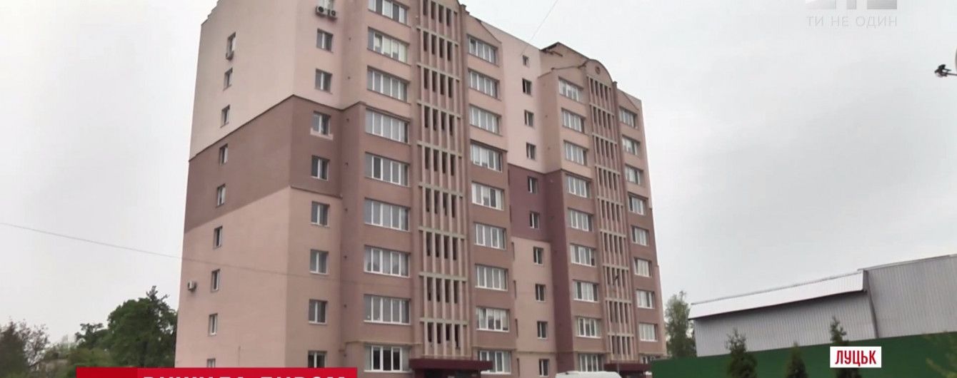 В Луцке женщина выжила после падения с 9-го этажа дома