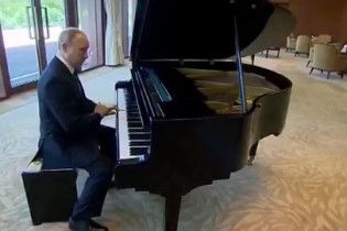 "Увидел рояль и сыграл". Путин музицировал в резиденции главы Китая