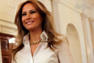 В брючном костюме и с массивным золотым ожерельем: Мелания Трамп на приеме в честь Дня матери