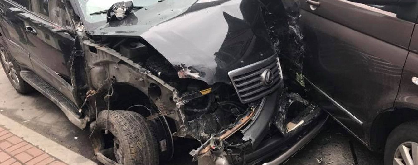 НАБУ начало расследование по своему сотрудника, который на Lexus протаранил трактор и въехал в бус