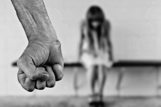 На Івано-Франківщині посеред білого дня на вулиці зґвалтували 11-річну дівчинку