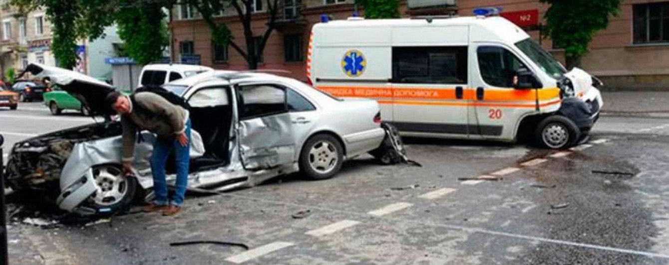 В Тернополе машина скорой помощи столкнулась с Mercedes-Benz