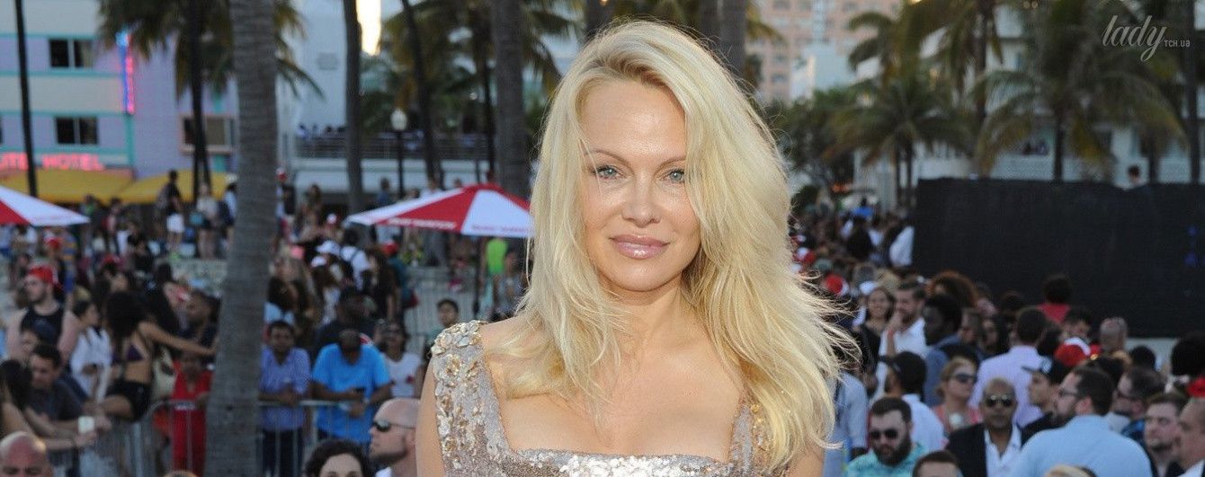 Памела Андерсон подчеркнула сексуальную фигуру блестящим платьем