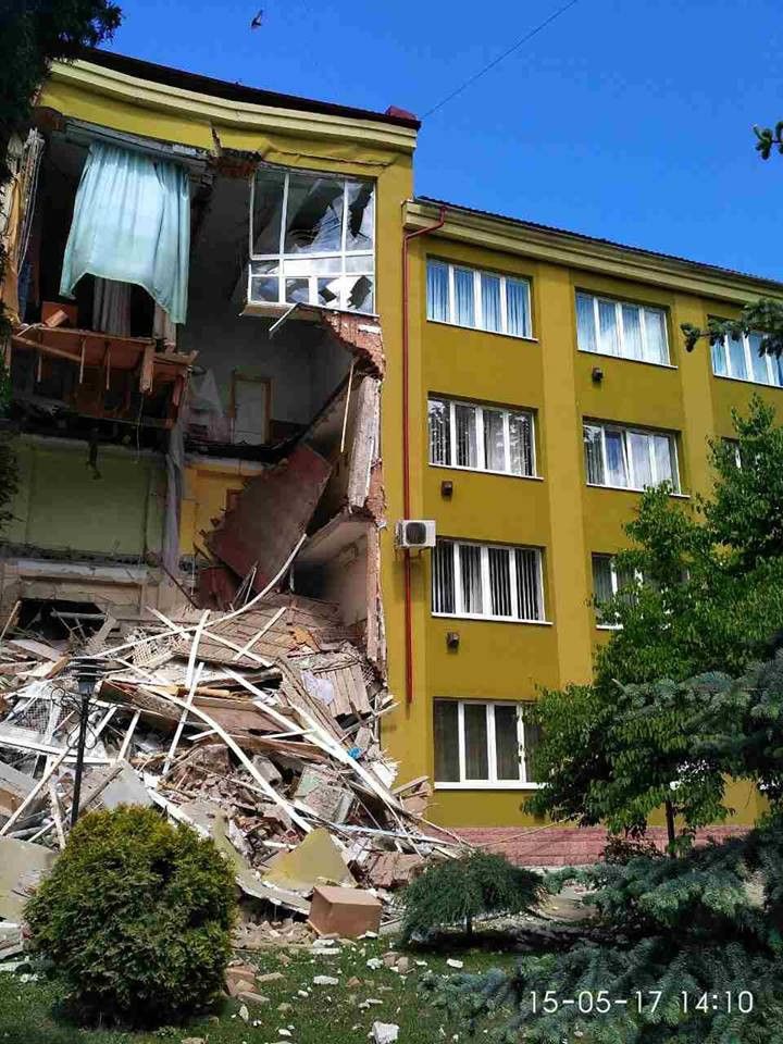 Обвалення стіни колджу в Коломиї _1