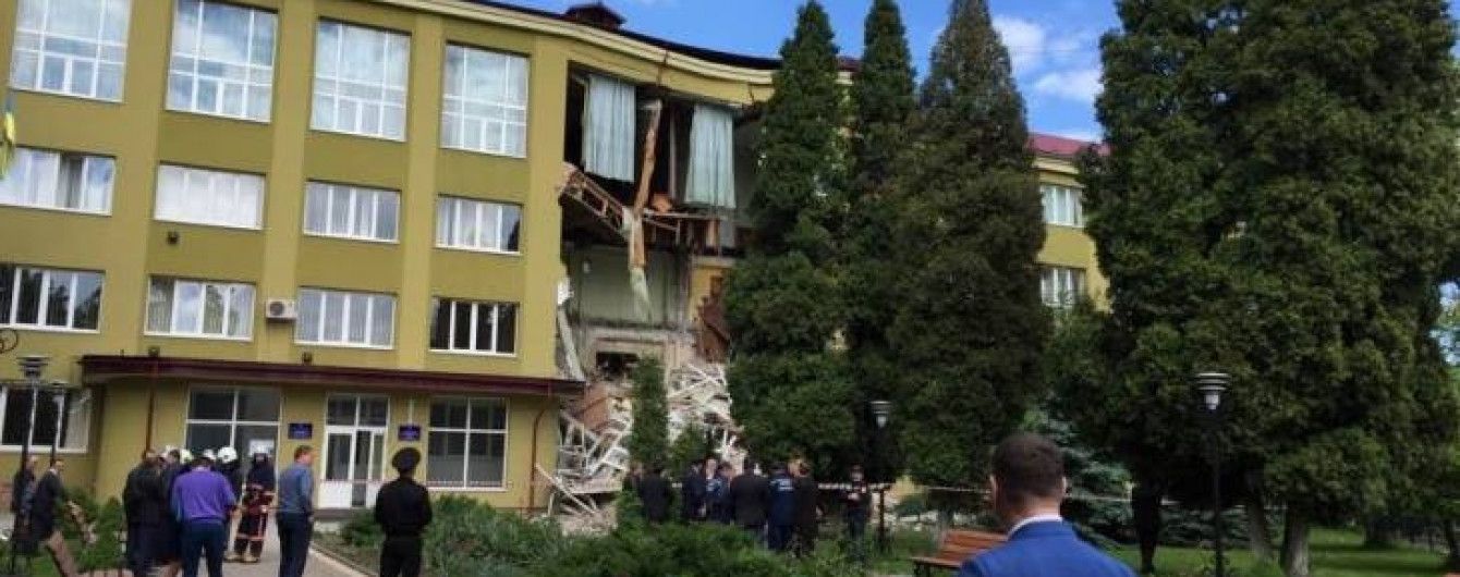 Появилось видео с моментом обрушения фасада колледжа в Коломые