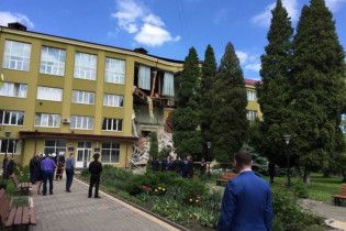 Появилось видео с моментом обрушения фасада колледжа в Коломые
