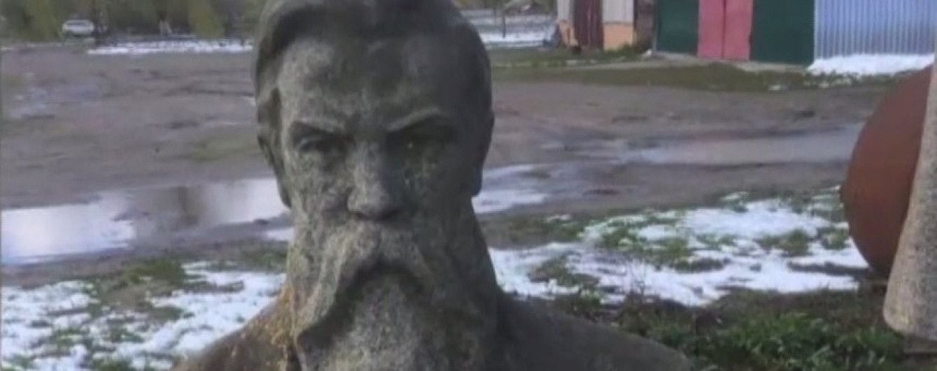 Памятник Энгельсу переезжает из колхоза на Харьковщине до английского Манчестера