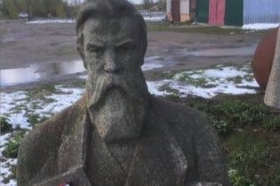 Памятник Энгельсу переезжает из колхоза на Харьковщине до английского Манчестера