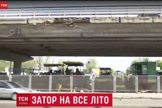 В Киеве на три месяца закрывают мост возле станции метро "Нивки"
