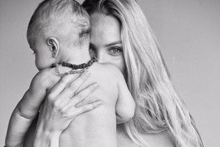 В белой простыне и с сыном на руках: Кэндис Свэйнпоул снялась в новом фотосете