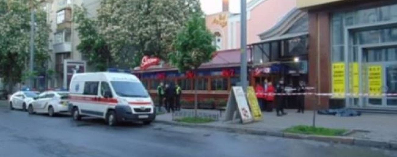 В центре Киева в ночном клубе парень ударом в голову убил мужчину, который приставал к его девушке