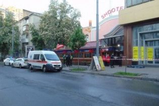 В центре Киева в ночном клубе парень ударом в голову убил мужчину, который приставал к его девушке
