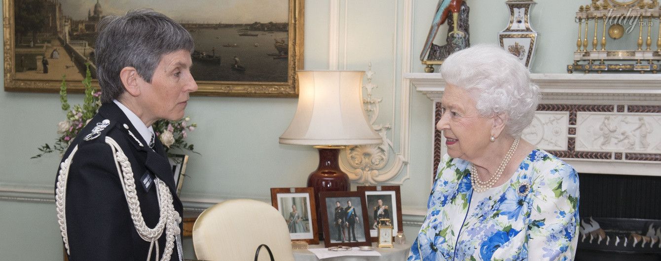 Яркая и стильная: 91-летняя королева Елизавета II надела платье с цветочным принтом
