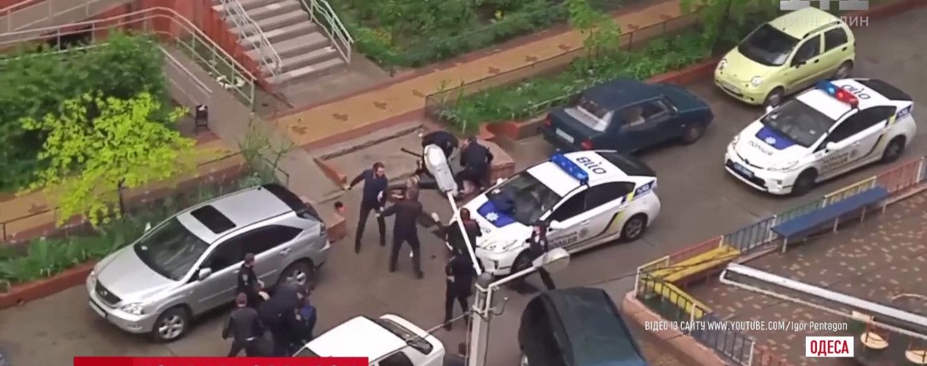 В Одессе в массовой драке с газом и стрельбой сломали нос патрульному