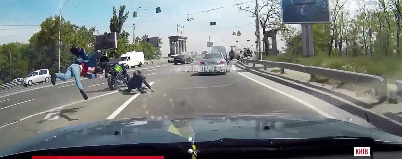 Появилось видео момента гибели 19-летнего мотоциклиста на мосту Патона в Киеве