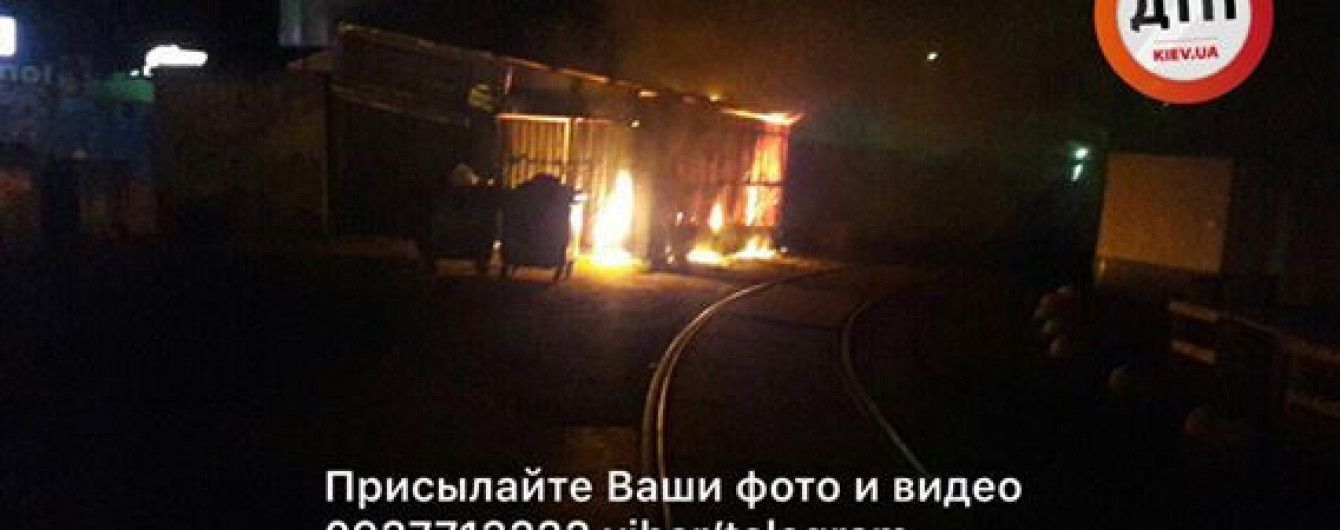В Киеве огонь охватил рынок на площади Шевченко