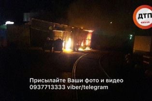 В Киеве огонь охватил рынок на площади Шевченко