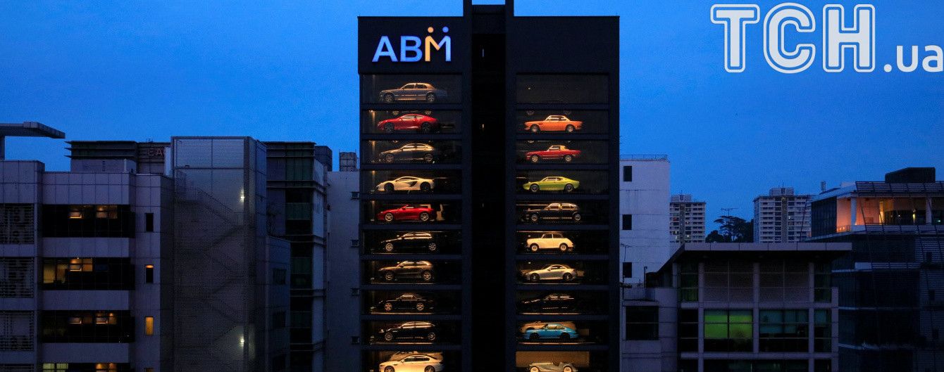 У Сінгапурі посеред вулиці відкрили 15-поверховий автомат з продажу елітних автомобілів