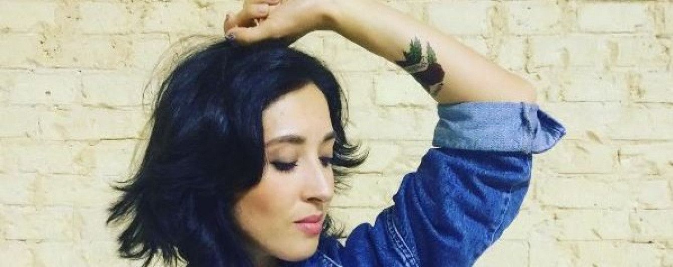 Анна Завальская украсила тело дерзкой "татуировкой" в украинском стиле