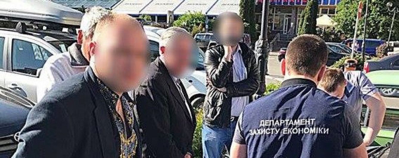 В Ивано-Франковске чиновник управления Гоструда отпраздновал День вышиванки взяткой