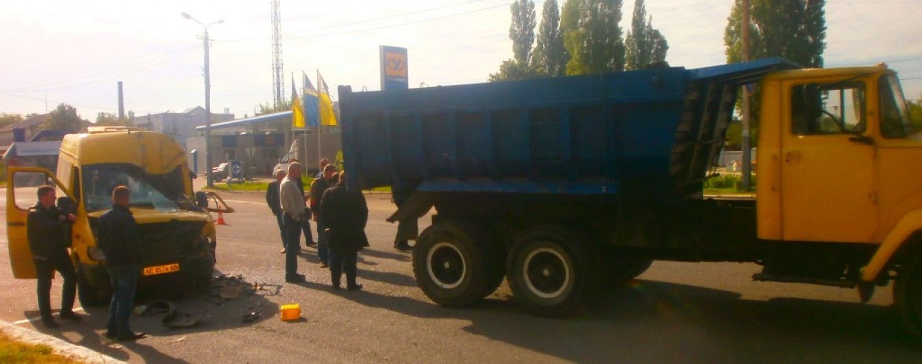 В Новомосковске маршрутка с пассажирами влетела в грузовик, пострадали 18 человек
