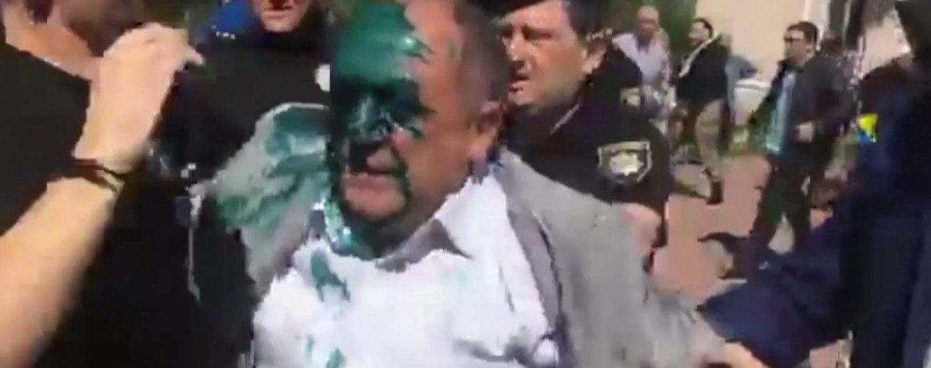На Одесчине чиновника облили зеленкой и пихали в помойку из-за земли для церкви