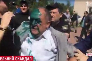 На Одесчине чиновника облили зеленкой и пихали в помойку из-за земли для церкви