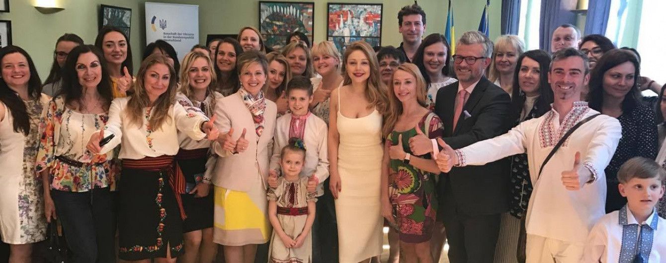Тина Кароль в изысканном платье посетила посольство Украины в Германии
