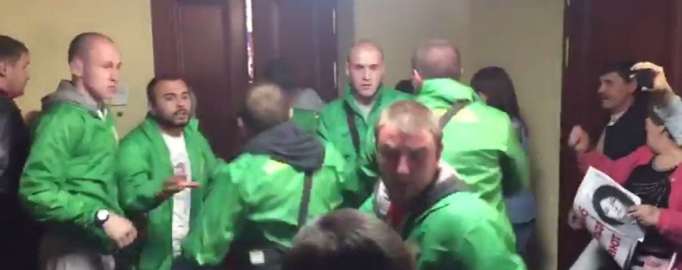 У Мережі з'явилося відео бійки у Київраді