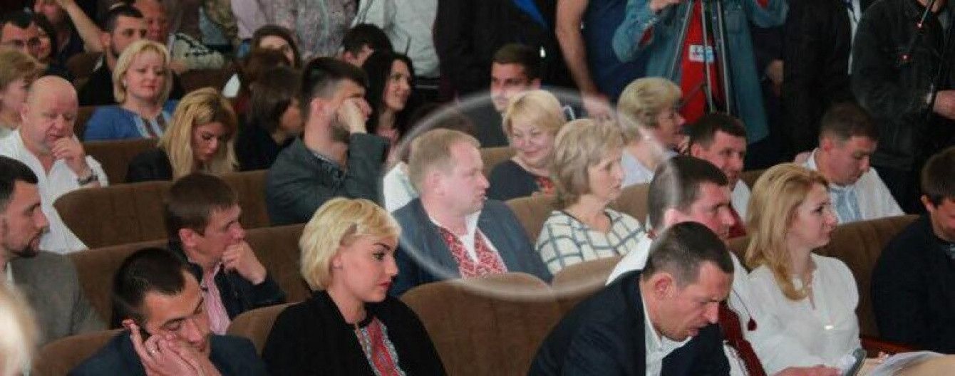 Мать Лободы впервые после скандала появилась на сессии горсовета и голосовала за земельные вопросы