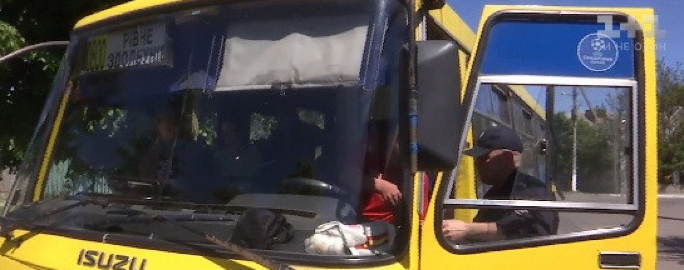 На Ровенщине полицейские остановили переполненную маршрутку с водителем "под кайфом"