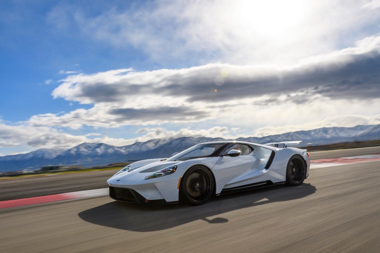 суперкар Ford GT
