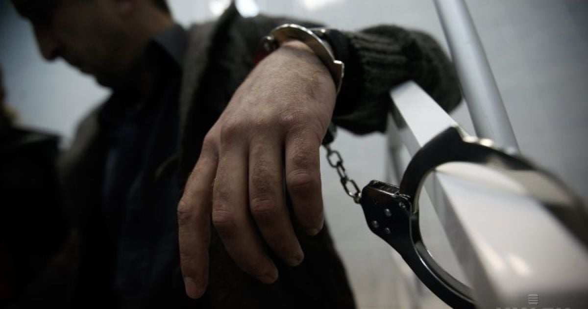 В Киеве на взятке задержали полицейского, который "крышевал" валютообменник