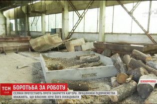 На Винниччине заблокировали бетонными плитами карьер, чтобы спасти предприятие от уничтожения