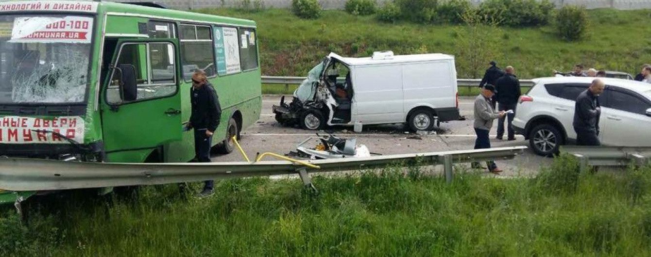 На Харьковщине фургон Ford протаранил три транспортных средства