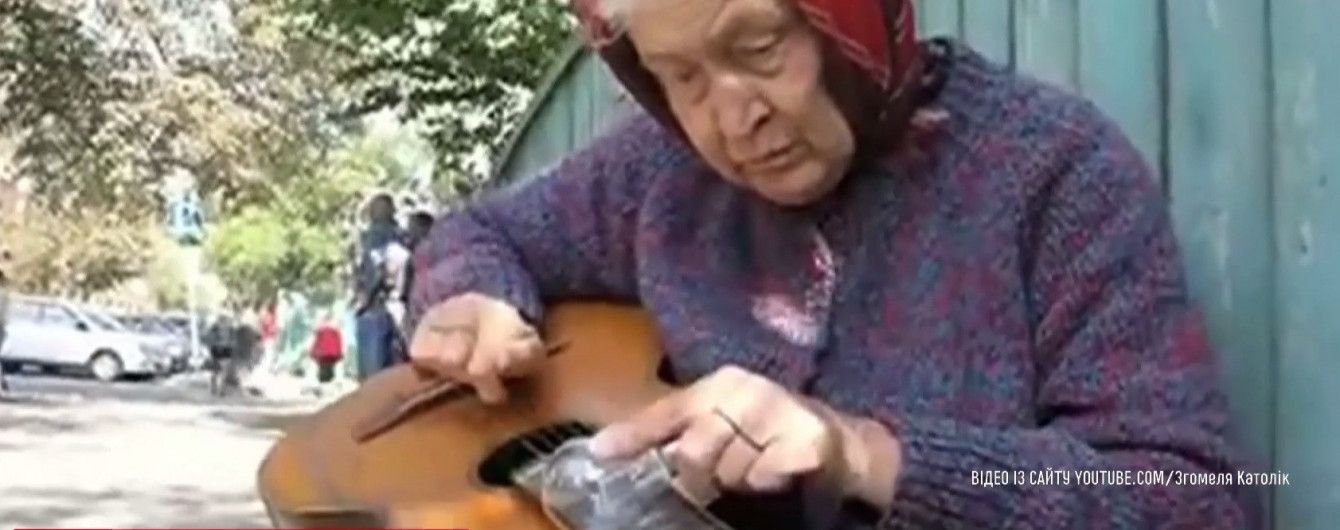Белорусская бабка-гитаристка с лампочкой попала на MTV