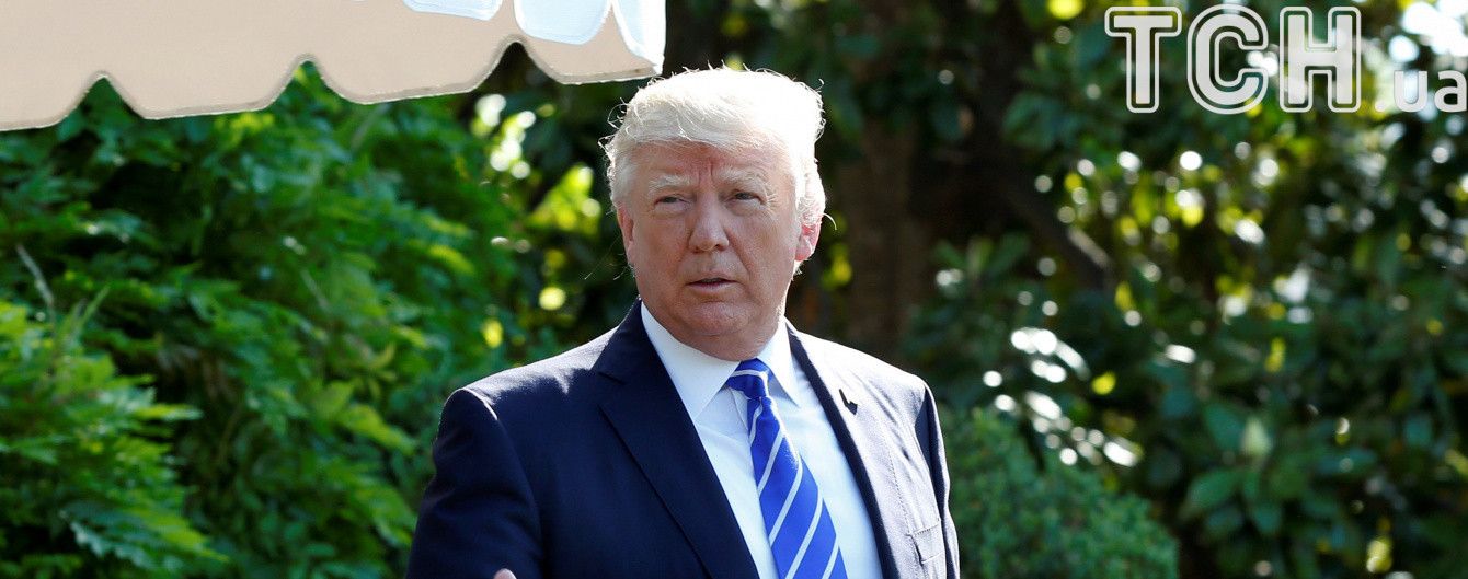 Трампу подарили саблю для "борьбы с прессой"