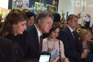 Порошенко з дружиною з'явився на "Книжковому арсеналі" і робив з охочими селфі