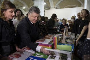 Трилер про війну з Росією та історичний комікс. Що купив Порошенко на "Книжковому Арсеналі"